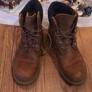 8.5 ladies Timberland boots tan w/ navy